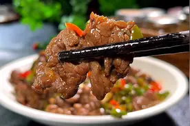 做辣椒炒牛肉，不要直接下锅，大厨教你一招，牛肉鲜嫩，香辣入味视频封面