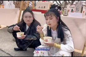 当黄蓉嫁给锅净后#黄蓉摆摊儿#当代打工人现状#打工人的精神状态视频封面