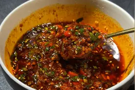 秘制万能蘸料的配方，蘸饺子，涮火锅，蘸肉拌凉菜都好吃，快收藏