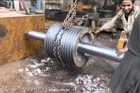 立式车床加工巨型发电机皮带轮，设备不够先进感觉来凑视频封面