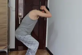 双手抱头下蹲
