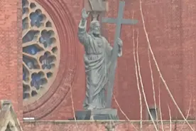 雄伟庄严的天主教堂.虔诚的教徒视频封面