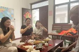 三个重孙媳妇说好来陪103岁老祖宗喝酒，老祖宗一直等着呢视频封面