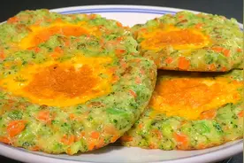 西兰花不要总是煮着吃了，做个西兰花鸡蛋早餐饼，软糯Q弹又营养视频封面