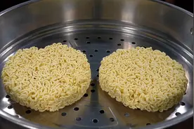 把方便面上锅蒸一下，出锅就是家人爱吃的早餐，做法简单营养美味