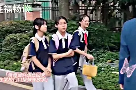 哥哥退伍归来，在校门口接妹妹放学，感人瞬间！👧👦🎒💕视频封面