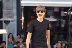 贾斯汀比伯《baby》那一年任何人在他面前都显得黯然失色视频封面