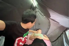 露营野外遇暴雨雷电，睡在帐篷里给俩人吓坏了、瞬间变成水帘洞视频封面