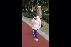 姥爷带着外孙女。视频封面