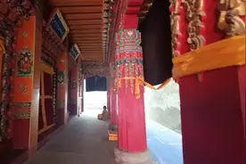 洪觉寺座落在西宁城中区洪觉寺街，是藏传佛教市级文物保护寺院视频封面