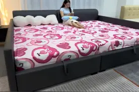 二胎亲子床，小宝宝睡在爸爸妈妈中间，每天醒来都是一场心的拥抱