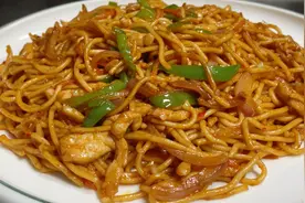 这才是炒面简单又好吃的做法，鲜香筋道，不坨不粘锅，超解馋