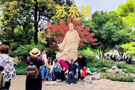 苏东坡石雕像，在西湖苏堤南端的映波桥旁是杭州西湖苏东坡纪念馆