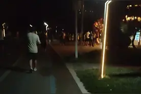 晚上，我去松阳河湿地公园玩。那里人山人海，真热闹！视频封面