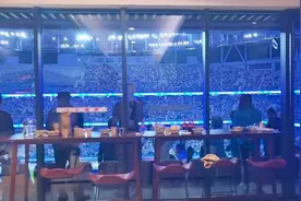 想不到国内还有专业足球比赛场☞大连梭鱼湾足球场！太震撼了！视频封面