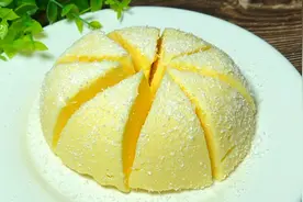 把牛奶鸡蛋倒入锅中煮一煮，就能做出好吃的牛奶蛋糕，香甜又细腻