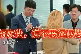 优雅黑发红唇女郎，白裙飘逸，尽显高贵气质。视频封面