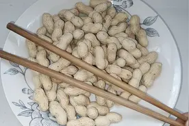 花生还在用手剥？只需一双筷子，1分钟剥一大盘，不脏手不费力视频封面