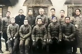 1937年延安，毛主席罕见不坐在C位的合影，你知道他们都是谁吗