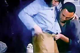 #搞笑瞬间# 朋友帮忙拉裤子，尴尬瞬间一箩筐！😂视频封面