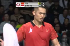 林丹请求擦地板，裁判拒绝，一怒之下实力倒退十年，逆转比赛。视频封面