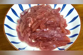 炒瘦肉“有人放蛋清，有人放淀粉”，全错了，教你一招嫩滑不柴视频封面