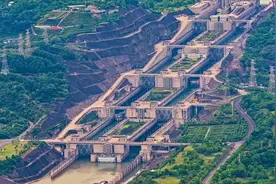 船舶通过长江三峡大坝五级船闸全过程