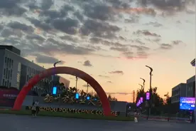 县城的扬州市职业大学开学了，就是位置太偏了。视频封面