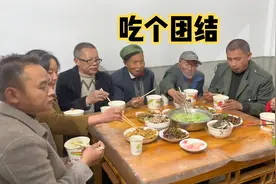 亲朋好友在侄女家聚餐，阿牛叫上茂平老辈子一起，人多才热闹视频封面