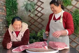 艳丽扛来1大块五花肉，姐俩先煮后蒸做腐乳肉吃，入口即化真好吃