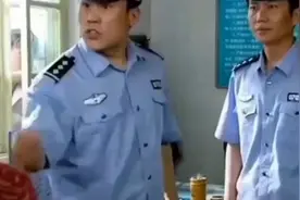 警察在查验民众身份证时，必须出示执法证件，又学到法律知识。视频封面