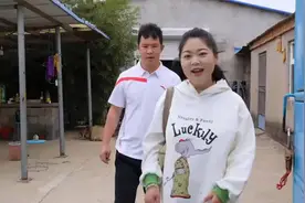 偶遇村里的搞笑情侣，一起感受乡村生活的乐趣！视频封面