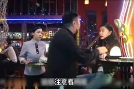 女歌手坐地起价罢演-哪料保洁阿姨临时救场-一开口惊呆了全场