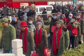 宝鸡市民在秦川机床厂伟人塑像前，深情缅怀恩人。视频封面