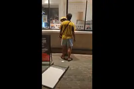 两个外卖小哥打架，前面先热身，后面才是正菜。视频封面