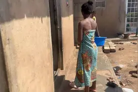 非洲助理用麻袋和石头洗头，实在看不下去了，直接带她去理发店洗