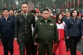 毛主席唯一孙子毛新宇携全家人回湖南韶山老家祭祖