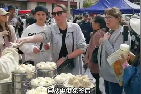 中俄免签后的东北，俄罗斯人组团逛早市，中国大姨一开口就是俄语视频封面