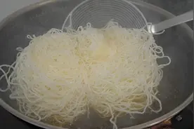 万万没想到，把粉丝放锅里炸一下，出锅瞬间变美食，太好吃了视频封面