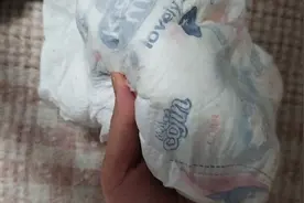 这纸尿裤里成坨的颗粒是什么呀？对孩子有什么影响？帮忙科普下视频封面