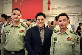 祖国的繁荣强大，赋予了人民自信与尊严 #海南舰编队访港 #霍启刚