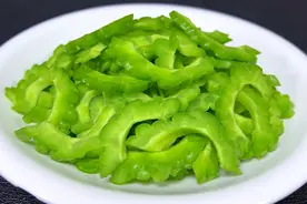 炒苦瓜时，牢记不要直接放油炒，教你一招，苦瓜清脆，好吃不发苦视频封面