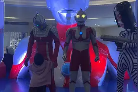 带4岁儿子去看奥特曼展，社牛妈妈上大分！视频封面