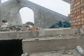 房顶斜梁加工钱一万八，琉璃瓦加预制板两万六，房顶一共四万多。视频封面