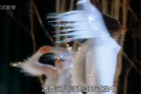 影视：花样滑冰竟如此危险演员不小心跌倒，锋利的冰刀从手上划过视频封面