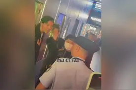 向佐逛街引发围观被民警教育，民警:逛街也得报备视频封面