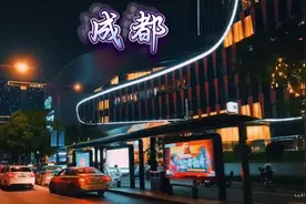 亚男神级翻唱民谣《成都》，醉人的烟嗓，唱出了无尽的思念之情