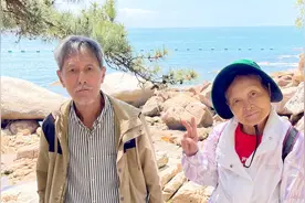 和爸妈游览青岛崂山景区，第一个景点去太清宫，看穿墙术那堵墙