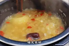 晚上把银耳放进电饭煲，早上起床就能喝银耳羹，香浓丝滑真省事