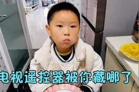 遥控器被藏，平底锅看不了电视，先拿奥特曼出气，然后用功写作业视频封面